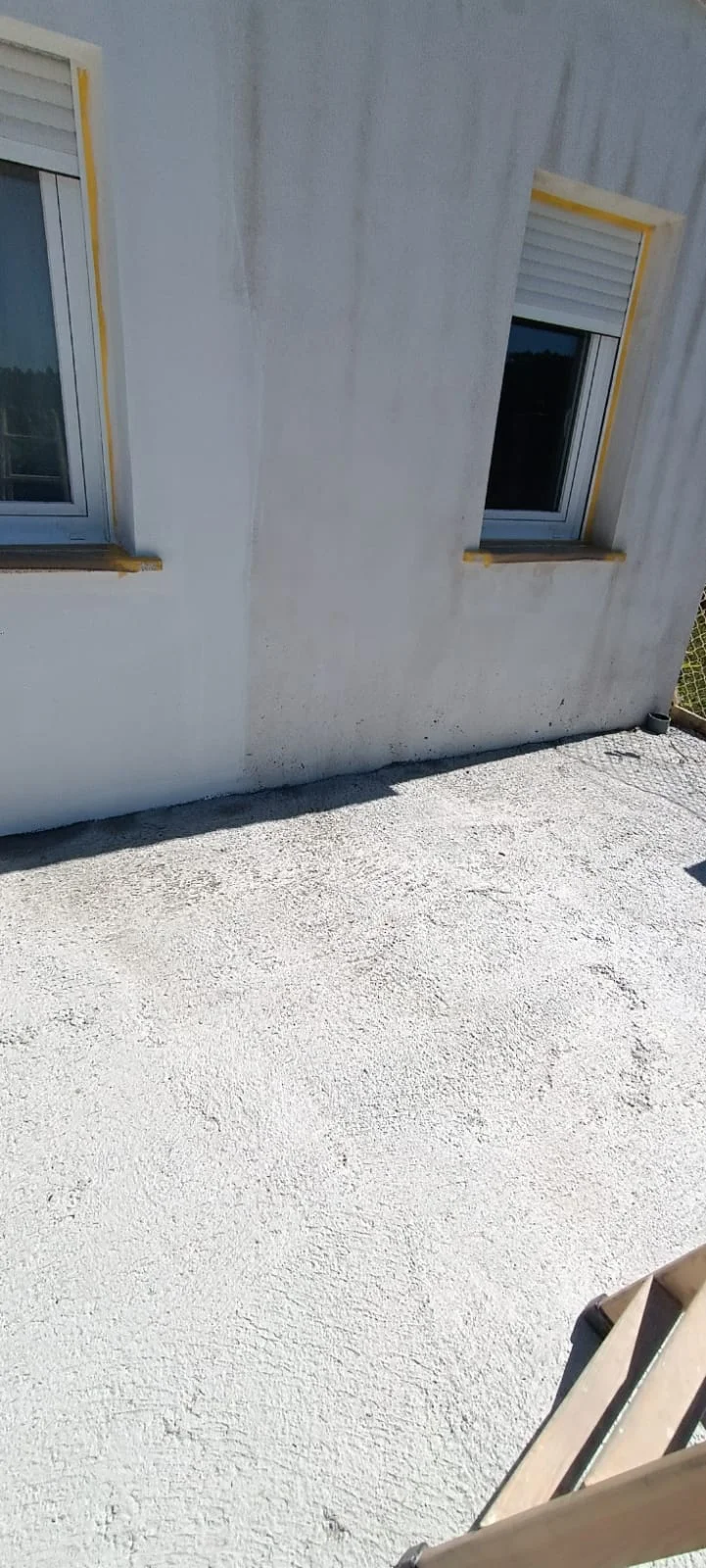 Protección de ventanas. Detalle de los paños exteriores y la cinta de protección en las ventanas durante la intervención.