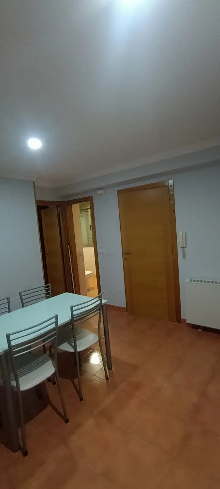 Salón: paredes y techo claros. Interior con pintura clara y luz empotrada.