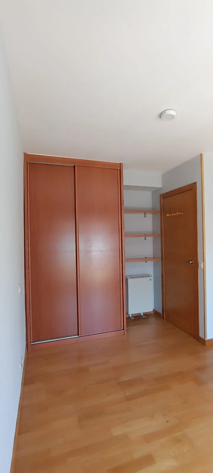 Habitación en tonos neutros. Acabado de paredes y techo alrededor de puertas y armario.