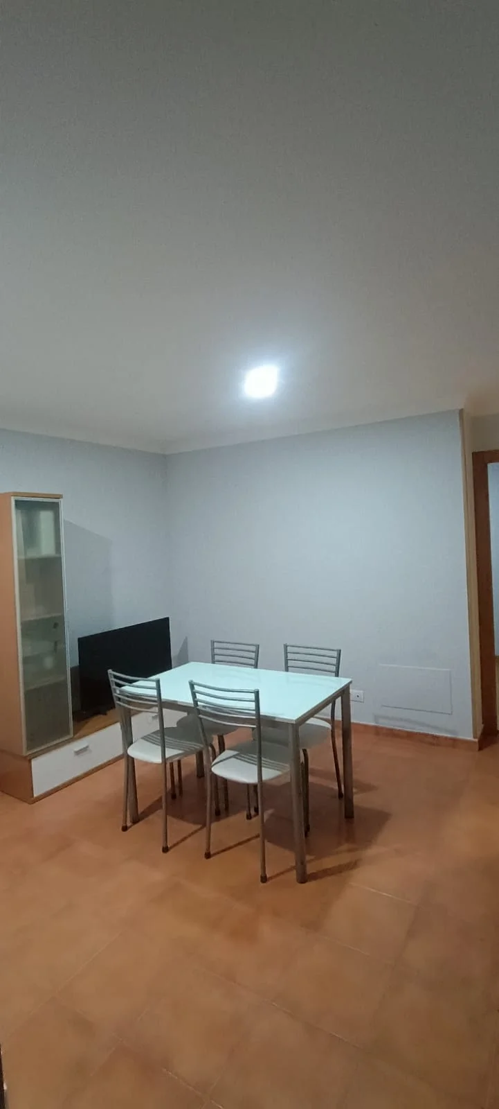 Otra perspectiva del salón. Paredes y techo claros vistos desde otro ángulo.