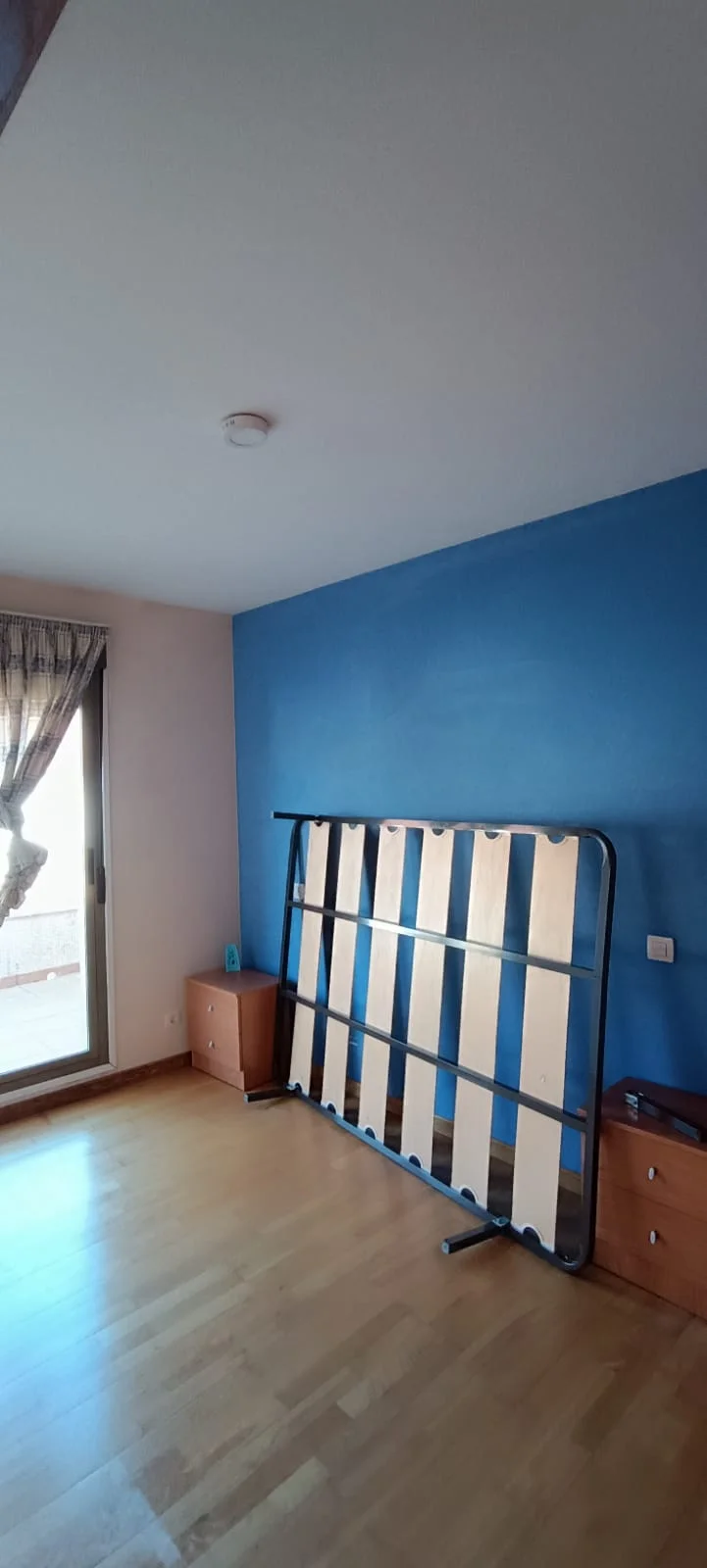 Pared de acento azul. Una habitación con pared azul y techo claro.
