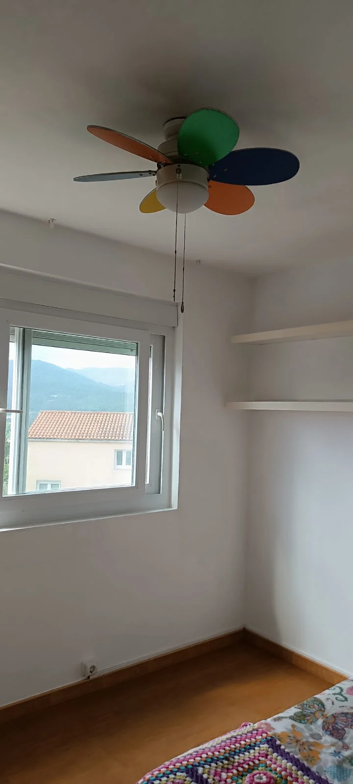 Habitación con acabado claro. Techo y pared claros en la habitación del ventilador de colores.
