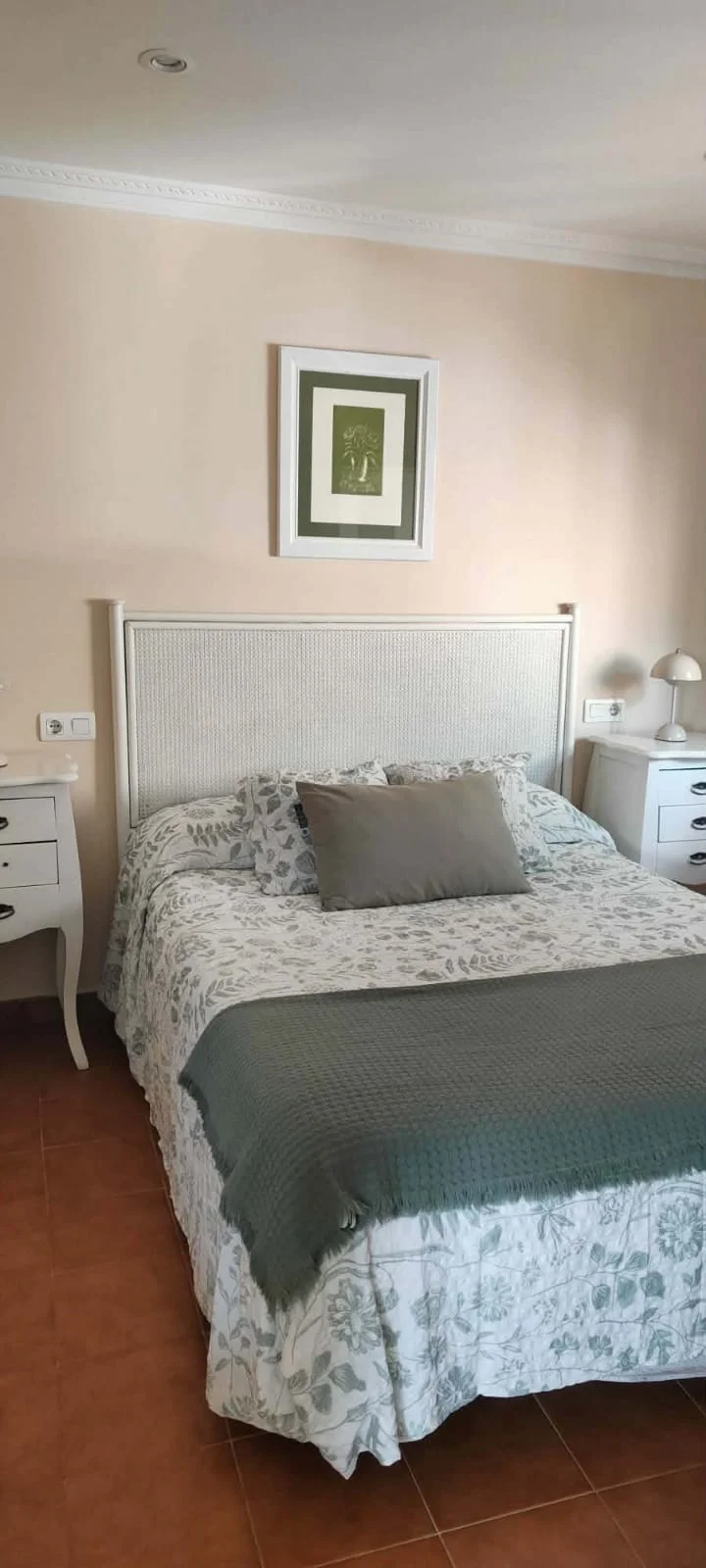 Dormitorio: acabado de pared y techo. Vista de una habitación terminada en tonos suaves.